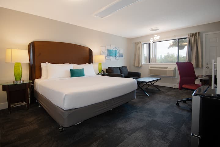 Tides Retreat - King Room - Parksville