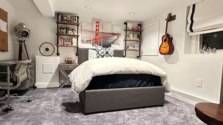 นี่เป็นห้องชั้นล่างที่มีเตียงเต็มรูปแบบและมีรางเดี่ยวด้านซ้ายที่สามารถดึงออกมาให้คนอื่นนอนได้ ผู้ใหญ่ 2 คนสามารถนอนที่นี่หรือเด็ก 3 คน หากจำเป็นให้วางเตียงเป่าลมไว้ด้านหน้าเตียงด้านข้าง