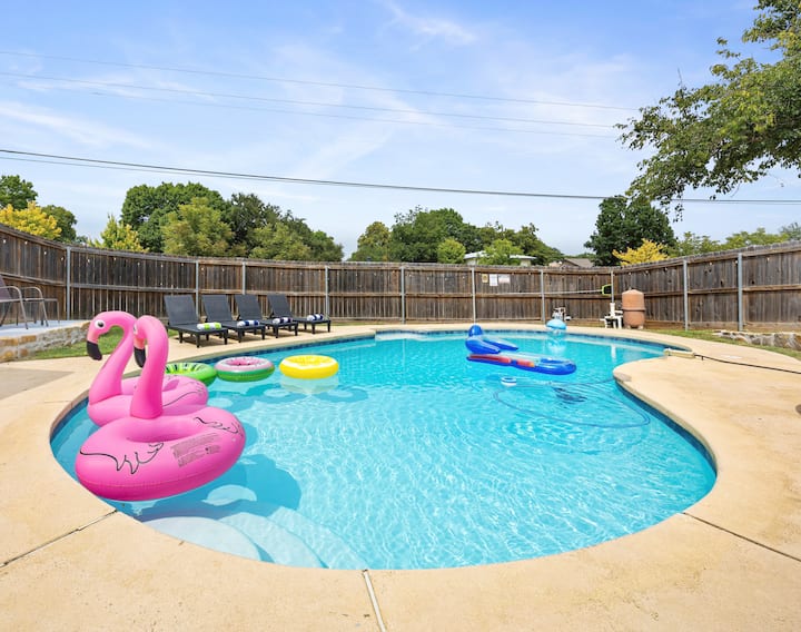 Luxury Escape | Pool, Hot Tub, Games & BBQ!