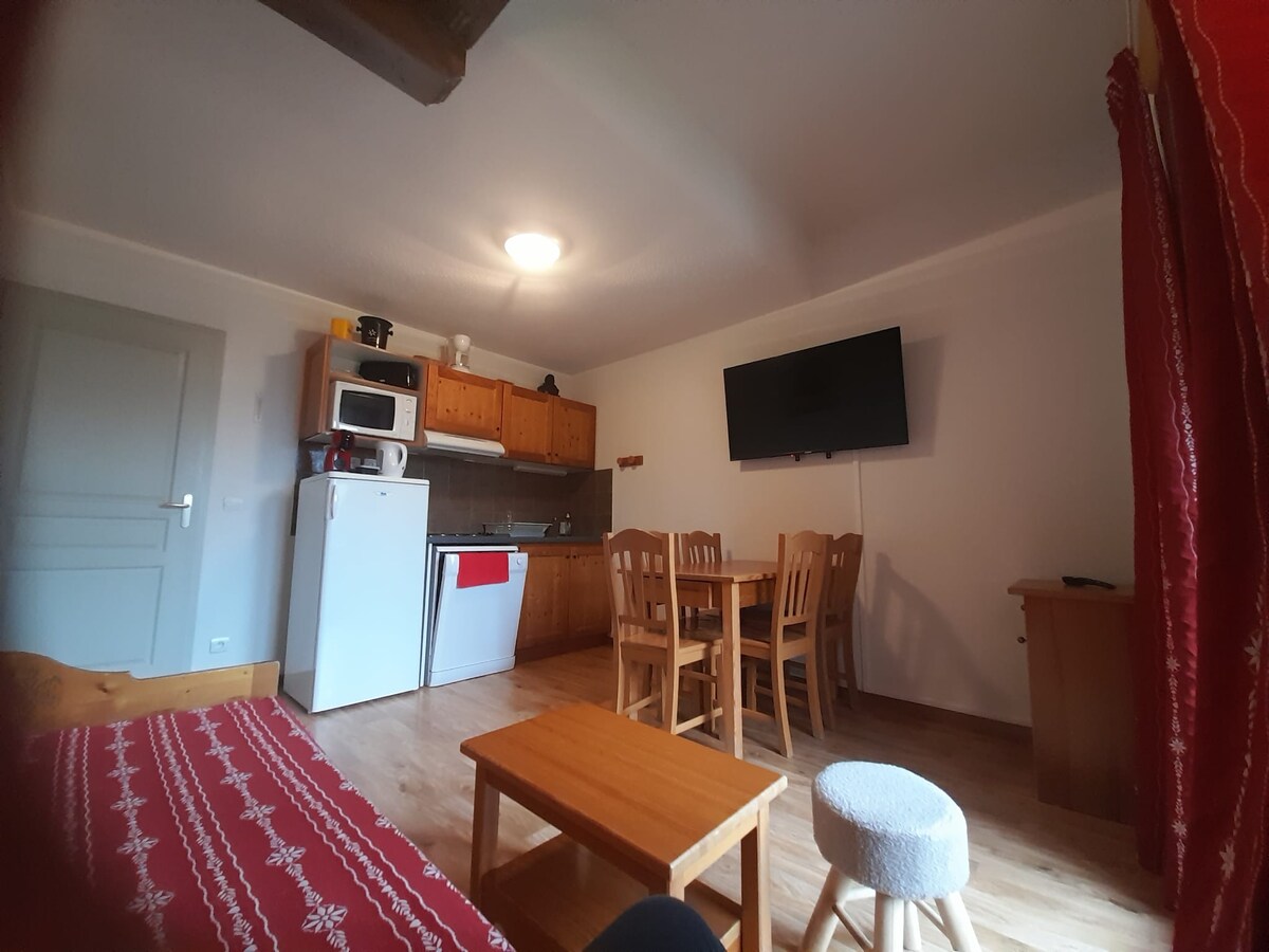 Ულამაზესი დამოუკიდებელი მისაღები ოთახი თავისი ტელევიზორით, დივნითა და ტერასაზე გასასვლელით, რომლიდანაც იშლება აიგილ-დ 'არვესი. Სამზარეულოში არის ჭურჭლის სარეცხი მანქანა, მაცივარი საყინულით, მიკროტალღური ღუმელი და ქურა. 