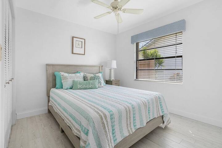 Chumba cha kulala cha kujitegemea, kizuri chenye kitanda cha ukubwa wa kifalme.