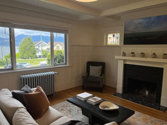 Stylish & Comfy: Steps to the Ocean – Scenic Views