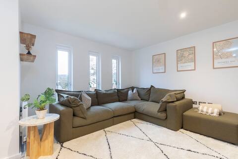 Top performing Airbnb: Castleton Villas: 4-Bed Home Near Cheltenham in Charlton Kings