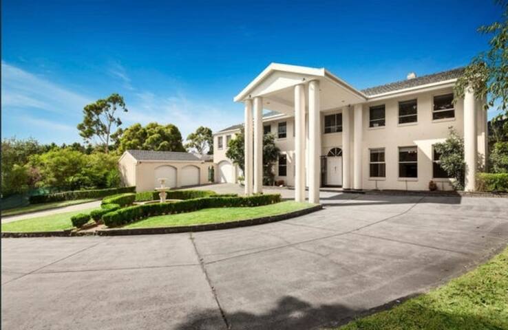 Absolutely Stunning White House Luxury Retreat gallery image 2