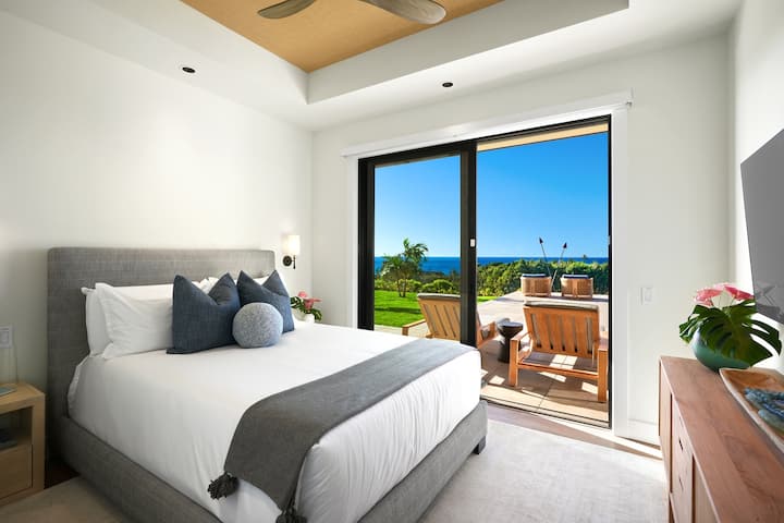 Oddýchnite si v pokojnej tretej spálni s vlastným prístupom na terasu a malebným výhľadom, ktorý je ako sen.