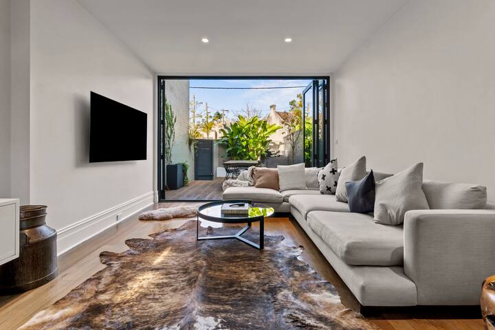 Darlo Dazzler – modern, light, comfy w AC + Deck gallery image 3