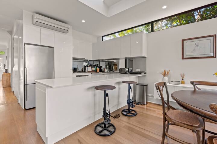 Darlo Dazzler – modern, light, comfy w AC + Deck gallery image 4