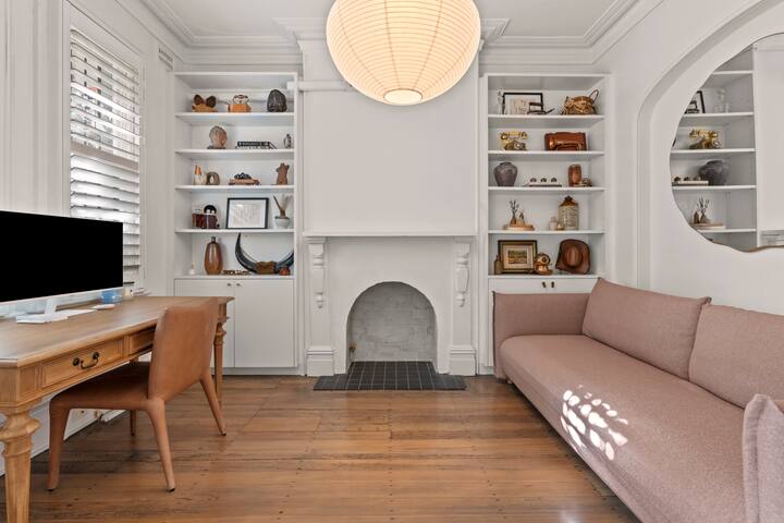 Darlo Dazzler – modern, light, comfy w AC + Deck gallery image 5