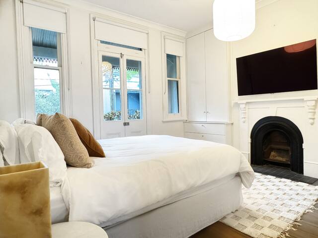 Darlo Dazzler – modern, light, comfy w AC + Deck gallery image 2