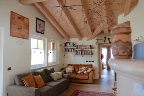 Annuncio Airbnb popolare: Attic with a view, 3 parking spaces, 10 min to ski slopes a San Giovanni Di Fassa