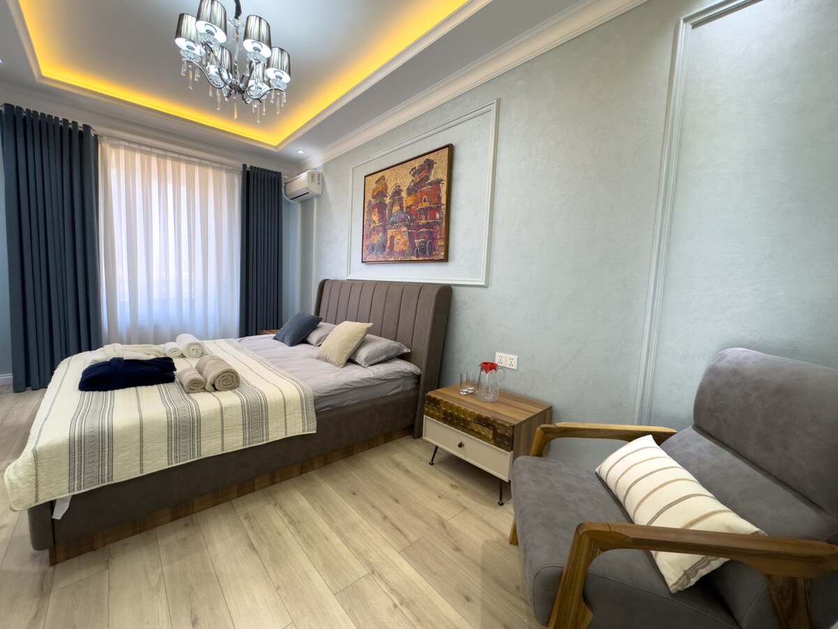 تحتوي غرفة النوم الثانية على سرير متوسط الحجم وخزانة ملابس مخصصة وحمام كامل مع دش دائم ومغسلة ومرحاض. 