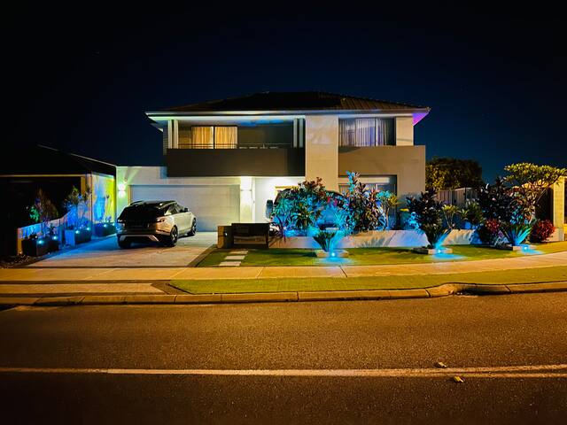 Stunning & luxurious 2-Storey, 4 bedrooms 4 beds gallery image 3