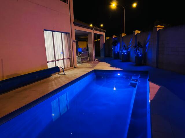 Stunning & luxurious 2-Storey, 4 bedrooms 4 beds gallery image 2