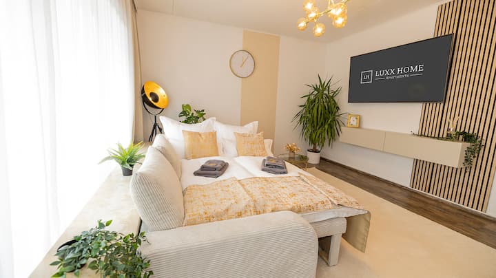 Уютен разтегателен диван с матрак, спално бельо и няколко възглавници