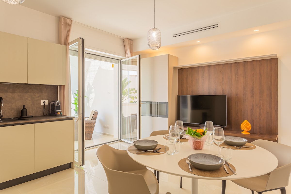Top Airbnb: Palazzo Lux Stays Sleeps 10 - gym, beach, centre in Polignano A Mare