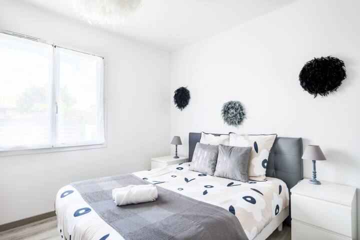 Спална соба со брачен кревет (140 см) и вградени плакари. Клима уред