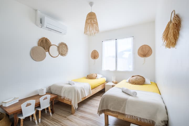 Спална соба со 2 единечни кревета со големина 90, вградени плакари и клима уред