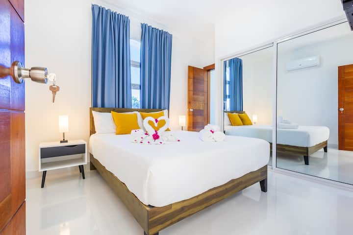 Вградени гардероби за доволно простор за складирање.