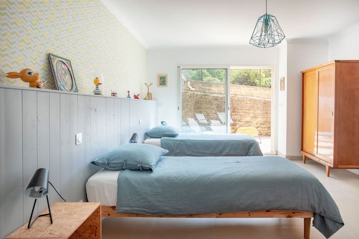 3 camas individuales con posibilidad de hacer una cama doble + una individual, previa solicitud antes de la estadía - Ducha a ras de suelo 