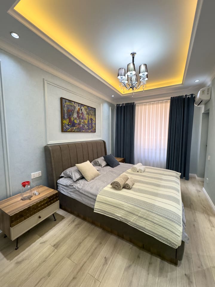 Dhoma e dytë e gjumit ka një krevat dopio "queen", një dollap të dedikuar dhe një banjë të kompletuar me një dush, lavaman dhe tualet në këmbë. 