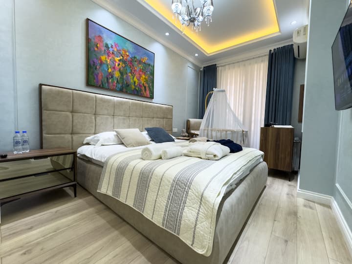 Dhoma e gjumit 1 shërben si mjeshtër, me një krevat dopio "king", një dollap me hapësirë të bollshme, një banjë të kompletuar me vaskë, lavaman, tualet dhe lavanderi, një televizor inteligjent të montuar në mur me Wi-Fi me shpejtësi të lartë dhe një krevat fëmijësh të lëvizshëm që i përshtatet preferencave të prenotimit 