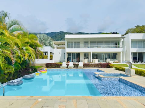 Calima Mansion 3 min From the Lake w Swimming Pool