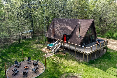 Hot Tub! Secluded A-Frame! Fire Pit! Near Dells!
