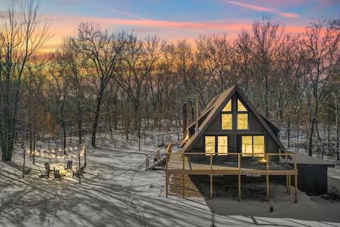 Hot Tub! Secluded A-Frame! Fire Pit! Near Dells!