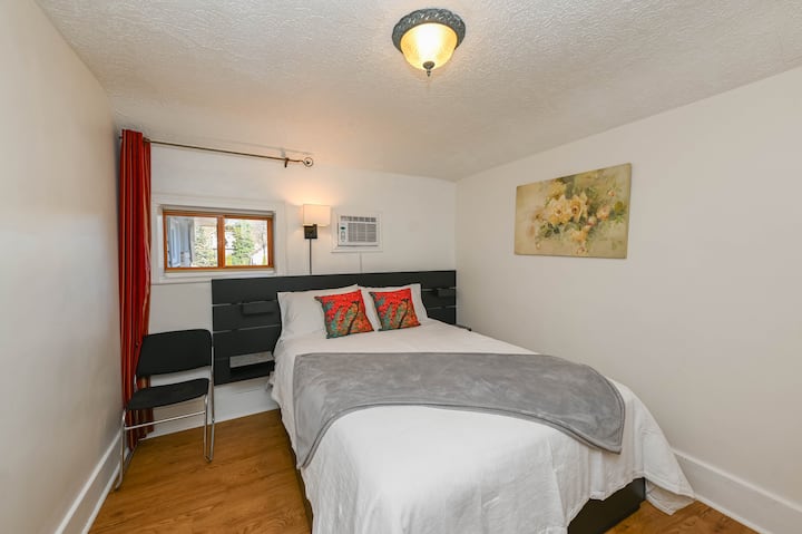 R3, Queen-size bed with 6 drawers underneath