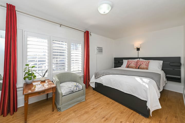 R2, Queen-size bed with 6 drawers underneath