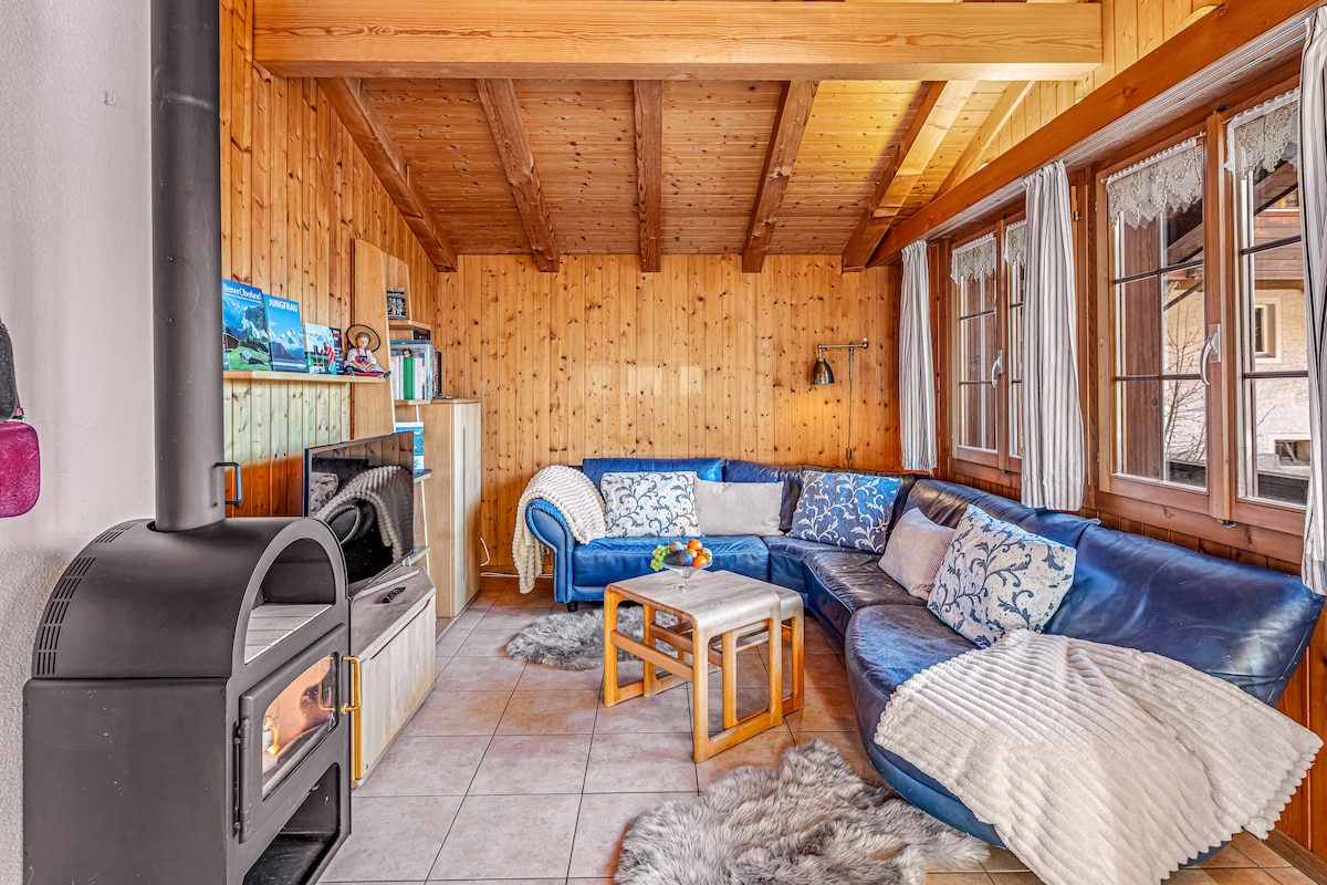 Top Airbnb: Chalet: upper apartment, views, parking in Brienz (Be)