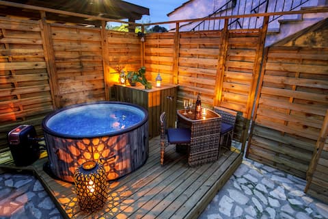 Penthouse + Private Jacuzzi + Parking & Breakfast