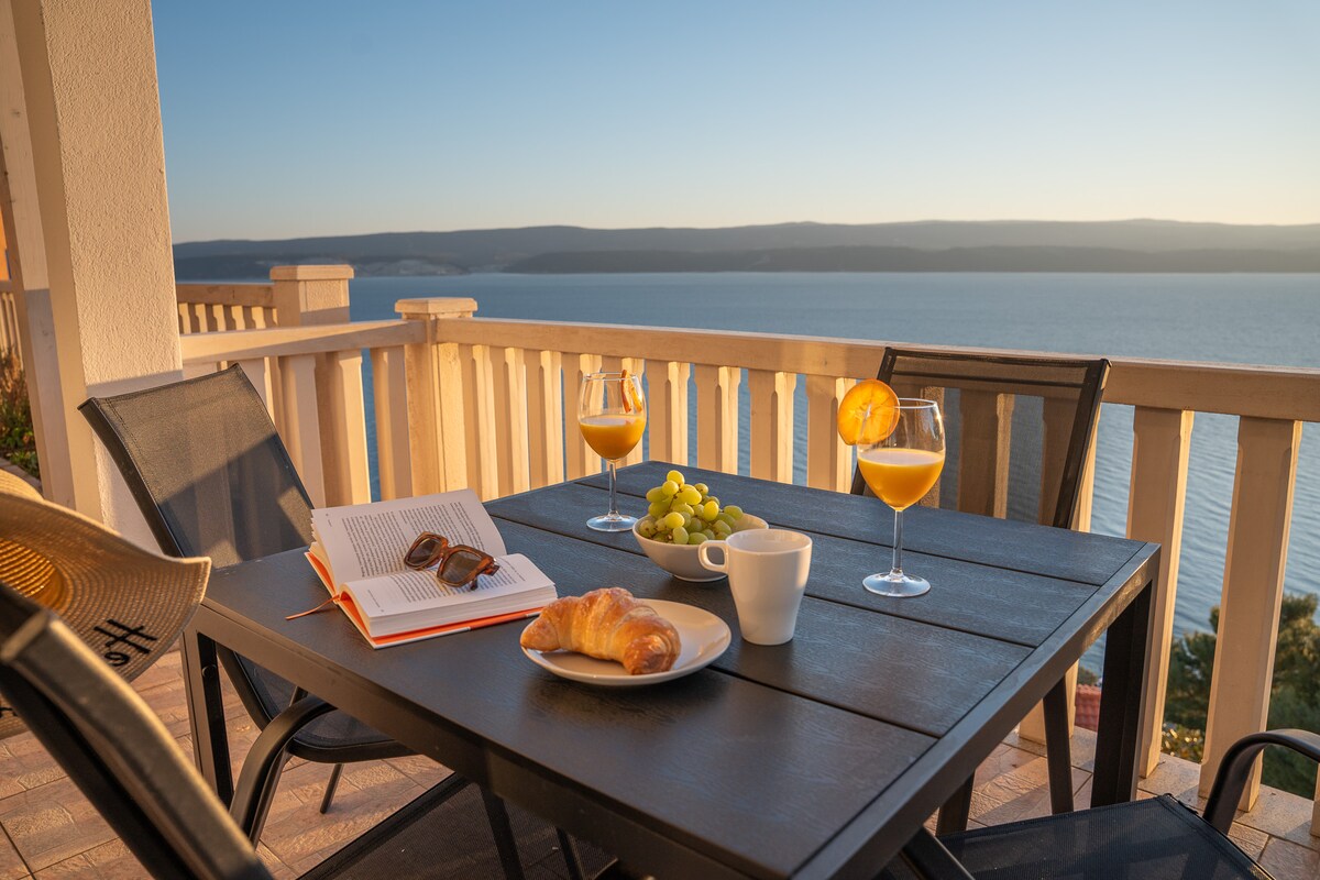Apartament środkowy z grillem · Sunny hill Apartment with pool and barbecue