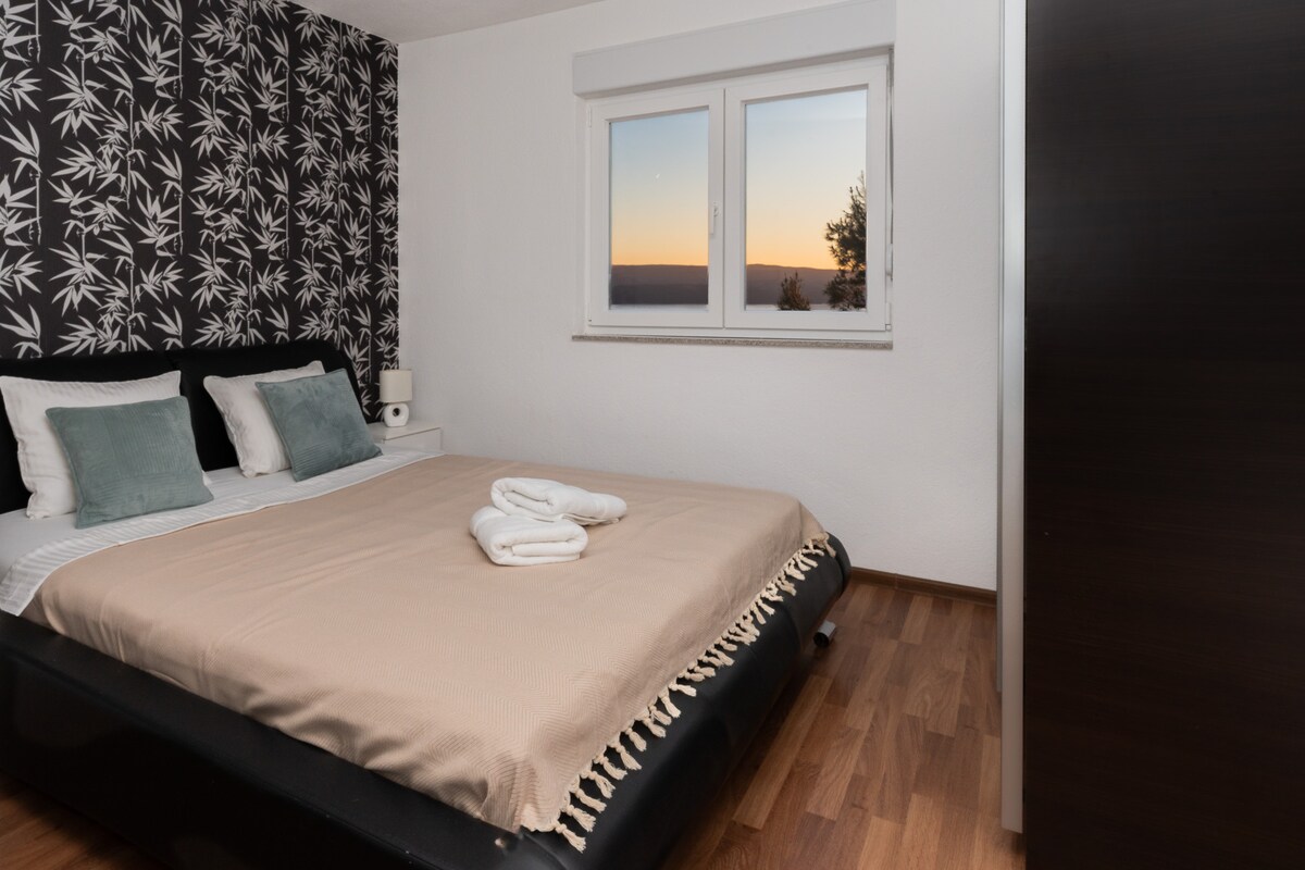Apartament środkowy z grillem · Sunny hill Apartment with pool and barbecue