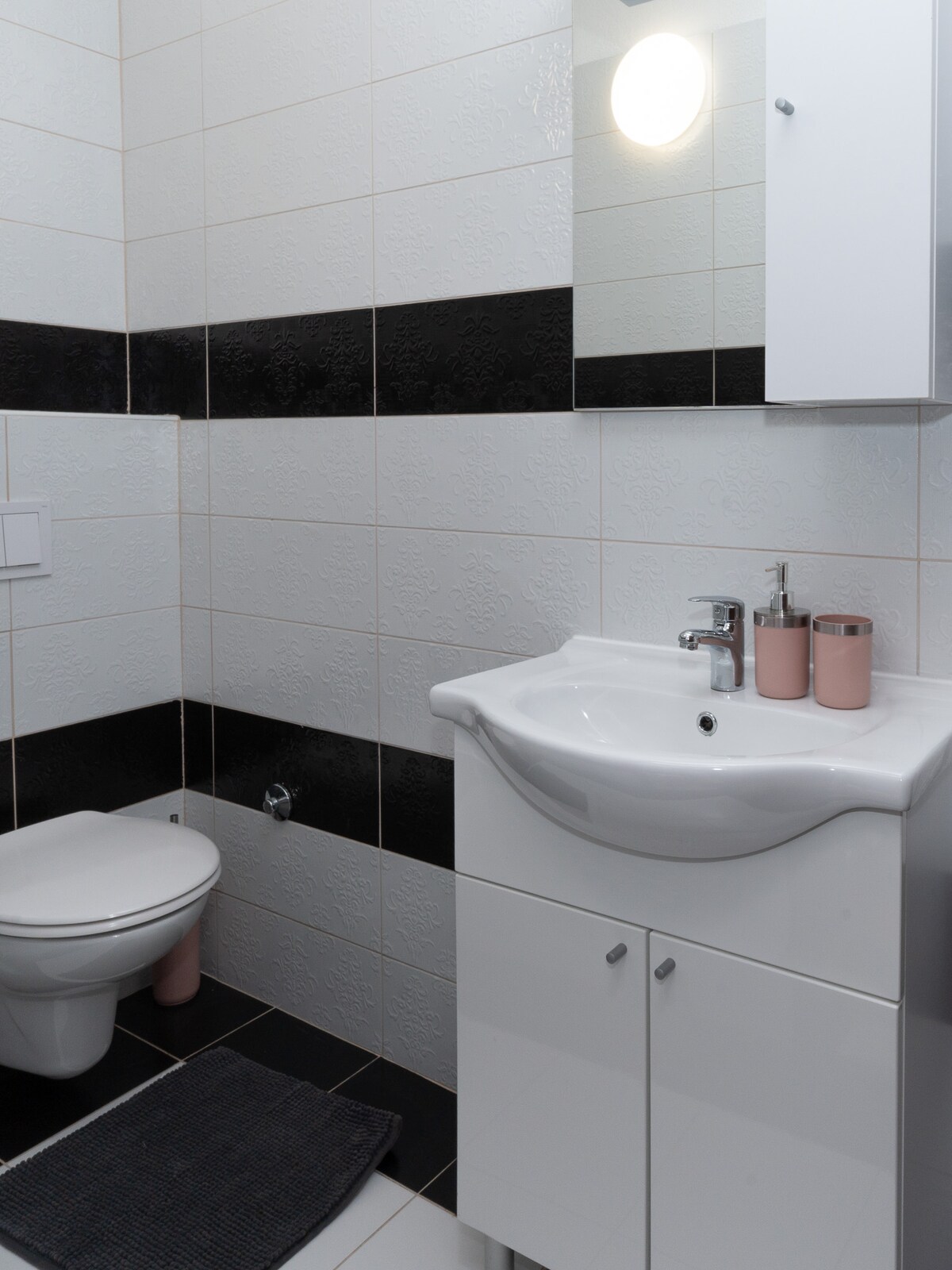 Apartament środkowy z grillem · Sunny hill Apartment with pool and barbecue