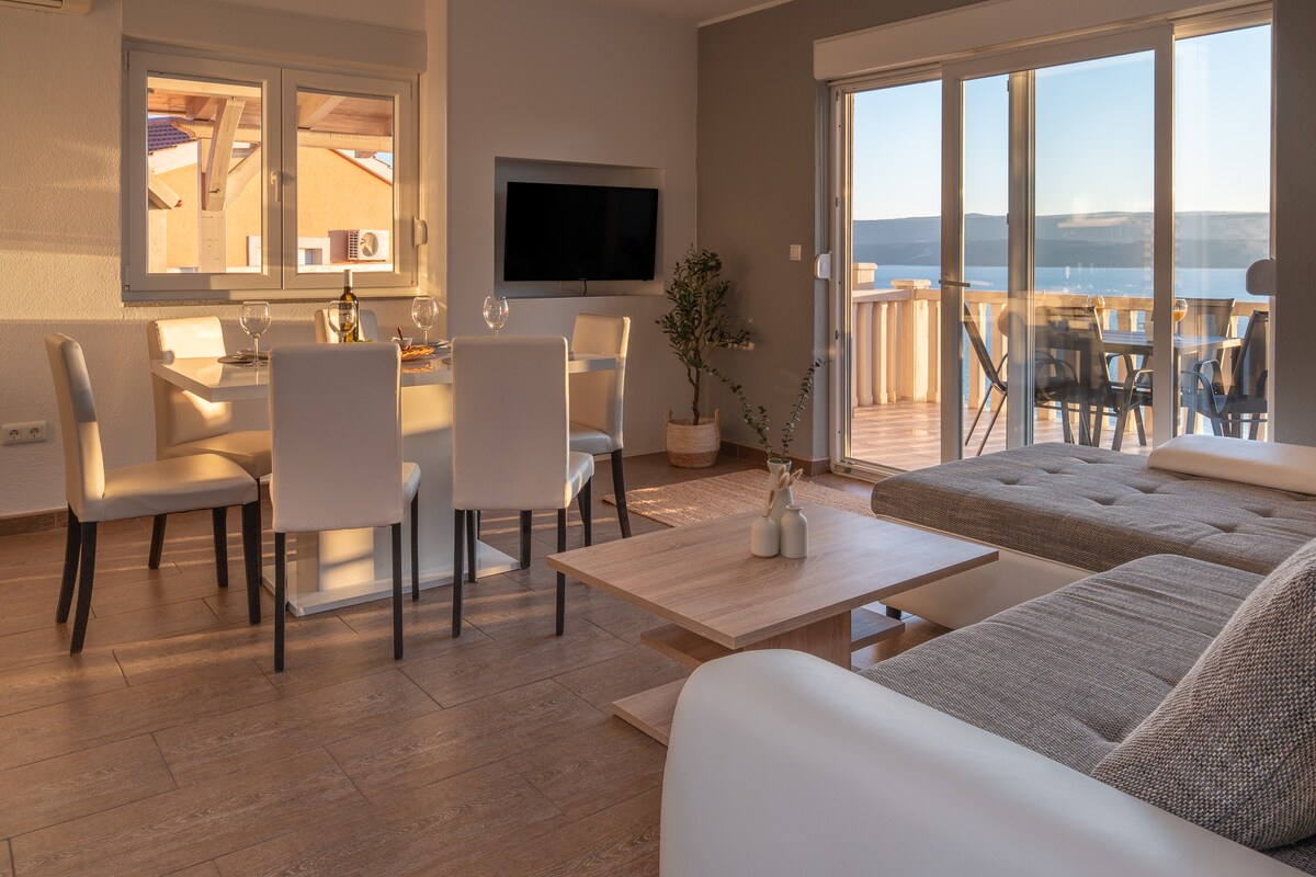 Apartament środkowy z grillem · Sunny hill Apartment with pool and barbecue