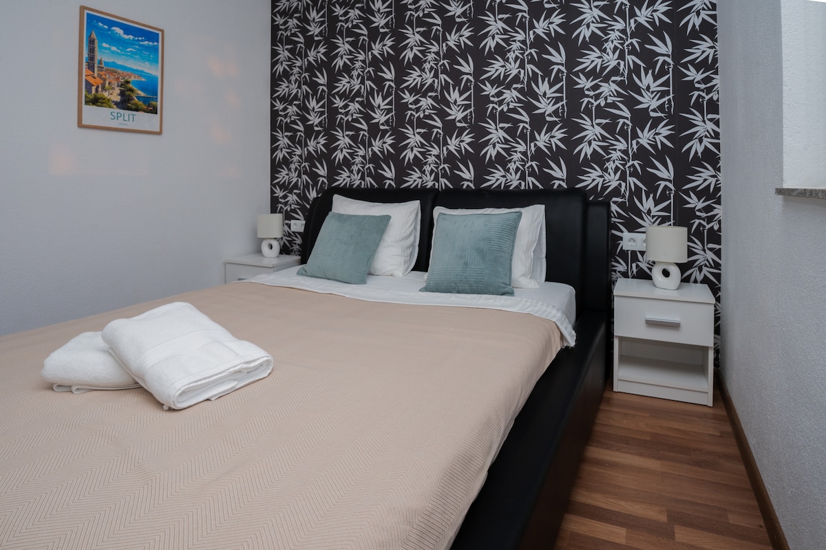 Apartament środkowy z grillem · Sunny hill Apartment with pool and barbecue