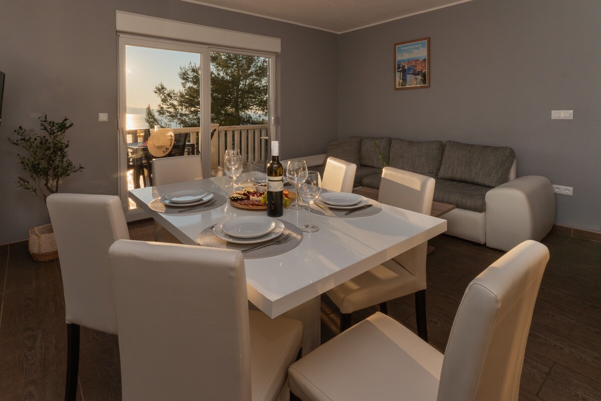 Apartament środkowy z grillem · Sunny hill Apartment with pool and barbecue