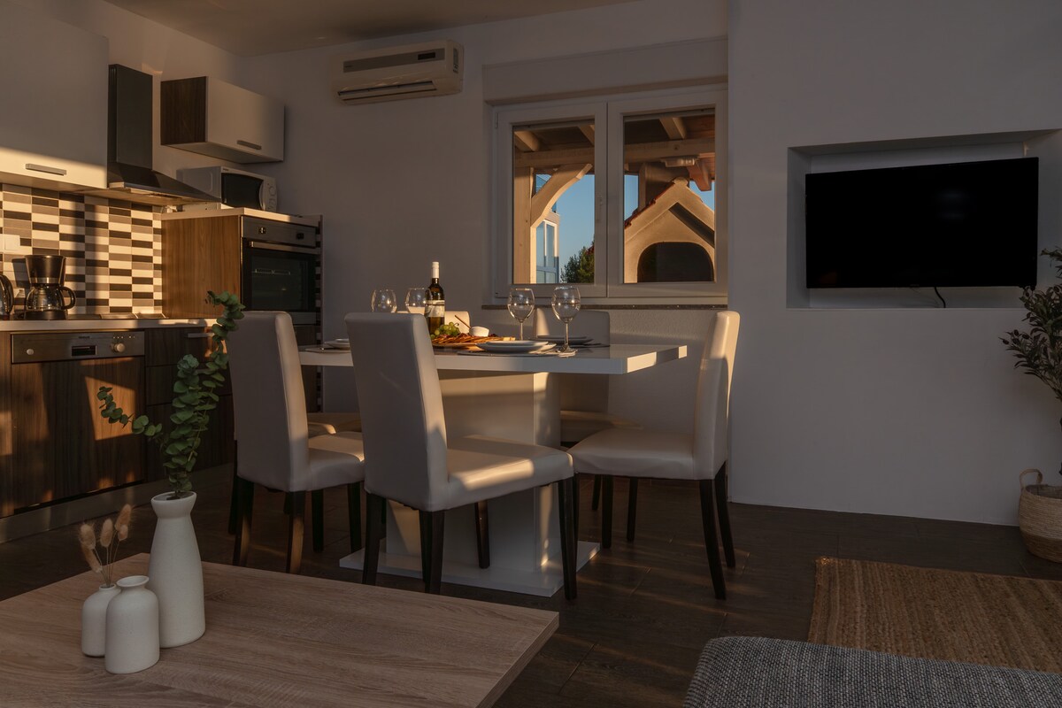 Apartament środkowy z grillem · Sunny hill Apartment with pool and barbecue