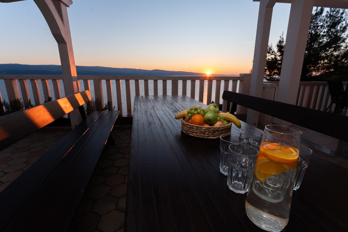 Apartament środkowy z grillem · Sunny hill Apartment with pool and barbecue