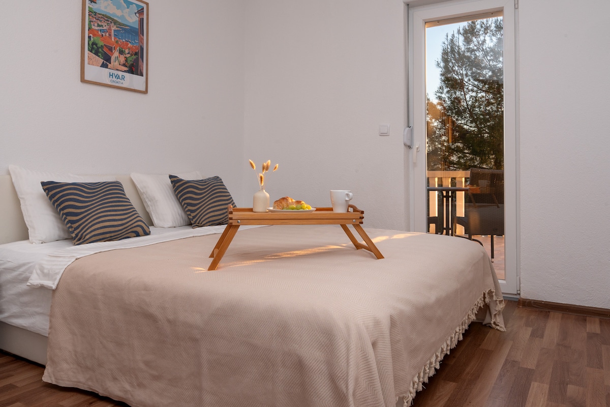 Apartament środkowy z grillem · Sunny hill Apartment with pool and barbecue