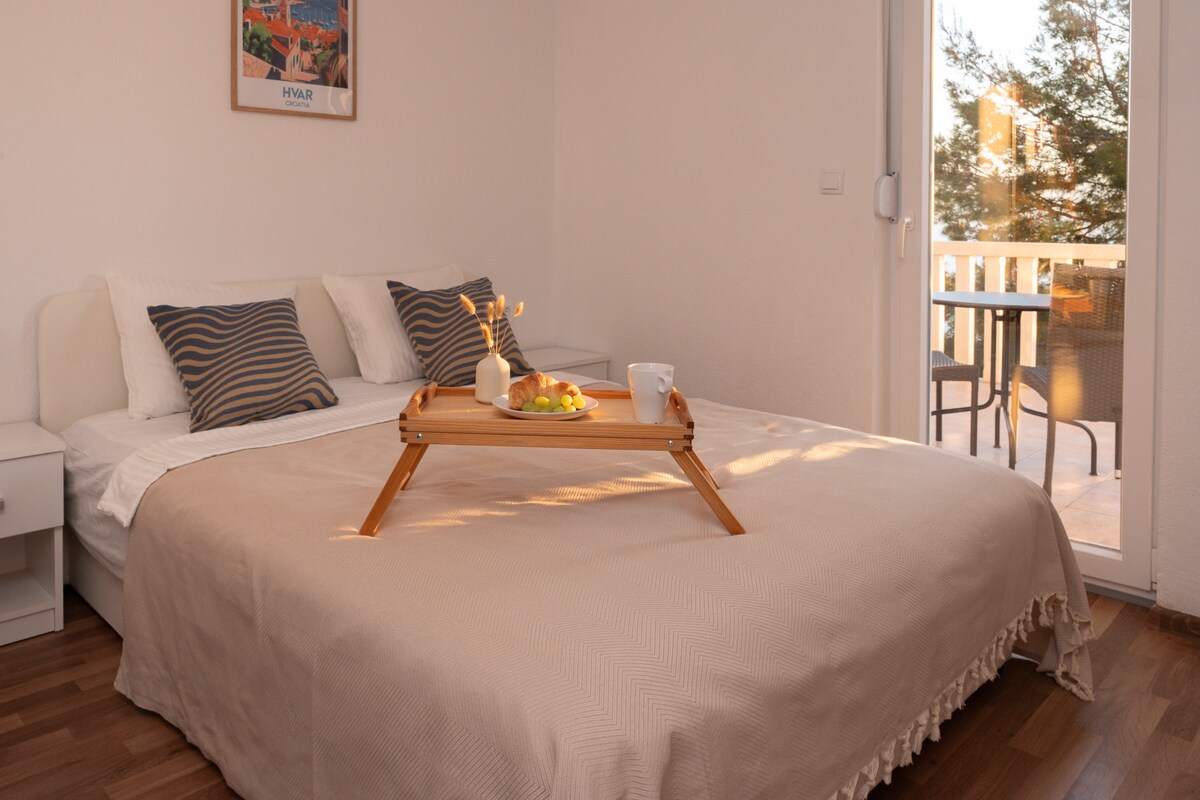 Apartament środkowy z grillem · Sunny hill Apartment with pool and barbecue