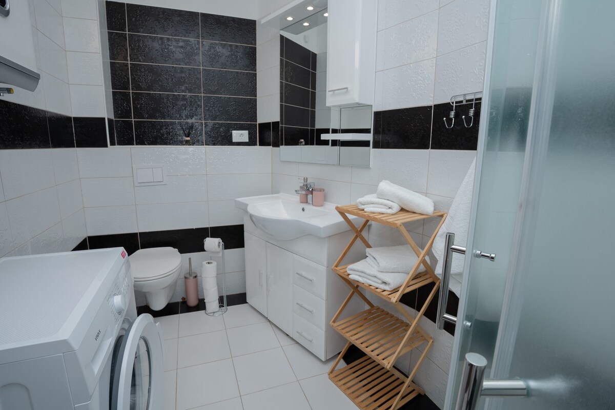 Apartament środkowy z grillem · Sunny hill Apartment with pool and barbecue