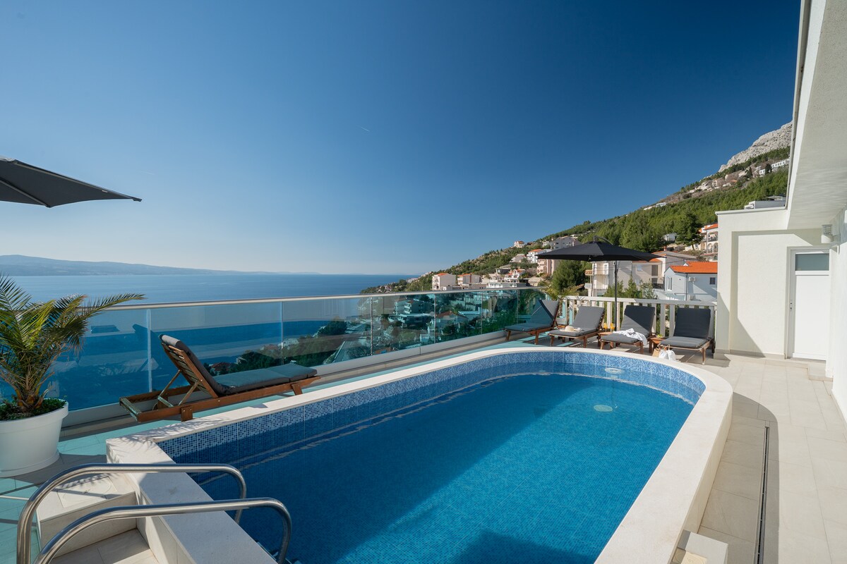 Apartament środkowy z grillem · Sunny hill Apartment with pool and barbecue