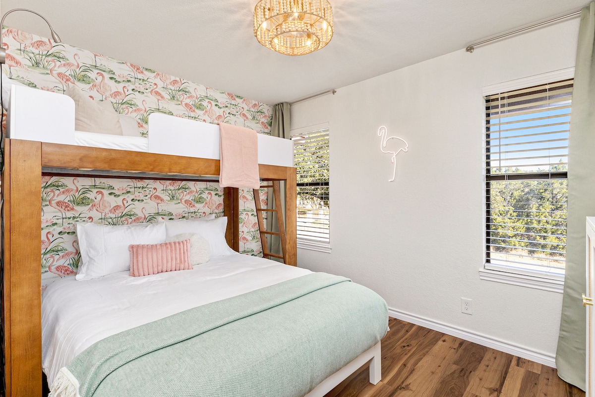 Ova spavaća soba ima zabavnu temu flaminga. Uključuje bračni krevet (160x200) ispod bračnog kreveta u potkrovlju, zvučni aparat, zavjese za zamračivanje, Smart TV i ormar za vaše stvari. Ova vesela soba pruža udobnost i stil za opuštajući boravak.