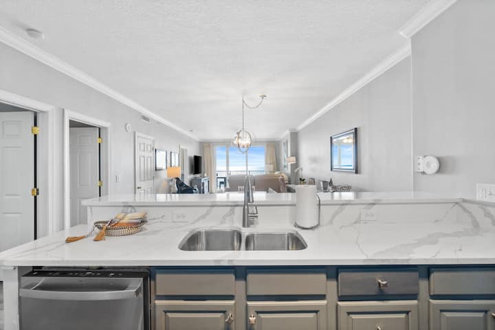 Beachfront End Unit | Oversized Balcony & Views - Panama City Beach, FL