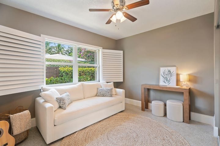 ספה נפתחת עם מיטת קווין סייז וארגז וחבית מספקת מרחב שינה נוסף או חדר פרטי לקריאה או למנוחה.