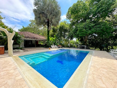 Large estate with a pool and air conditioning