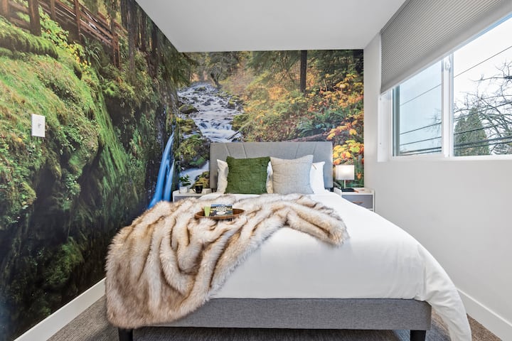 Përjeto qetësinë e një arratisjeje buzë lumit në këtë dhomë gjumi magjepsëse. Muri magjepsës i lumit sjell bukurinë e natyrës brenda.