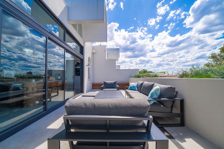 Elegant 3BR Apt -Bondi Junction & Stunning Skyline